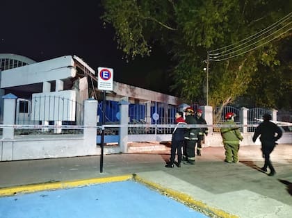 El derrumbe afectó parte del techo del acceso a la Escuela Provincial Primaria N°44 de Río Gallegos