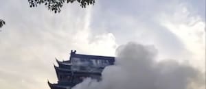 El impresionante derrumbe de las tejas de una atracción turística de más de 600 años en China