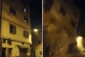 El momento en el que un edificio se derrumba a metros de un grupo de marroquíes