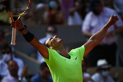 El desahogo de Rafael Nadal tras vencer a Diego Schwartzman en los cuartos de final de Roland Garros. 