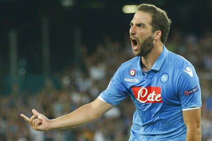 Gonzalo Higuaín festeja su primer tanto de la temporada