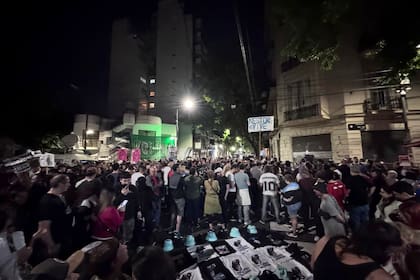 El desánimo de los seguidores contrastó con la sonrisa de la exvicepresidenta