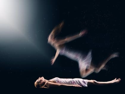 El desapego del cuerpo físico, característico de las experiencias extracorporales (EFC), suele llevar a una sensación de conexión universal