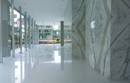 El desarrollo cuenta con 30 metros de frente sobre Libertador al 1400 y 60 metros de frente sobre la calle Juan Carlos Cruz.