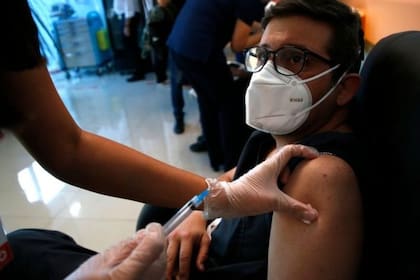 El desarrollo de las vacunas brinda esperanza en la lucha contra la pandemia.