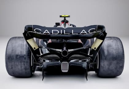 El desarrollo del auto, Cadillac lo ensaya en la sede que tiene en Silverstone; los tres primeros años el equipo llevará motores Ferrari