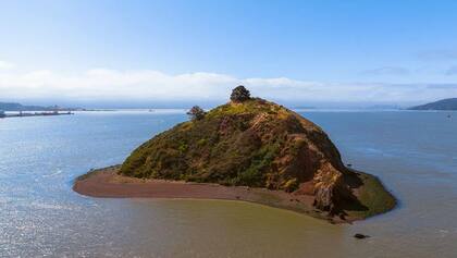 El desarrollo en esta isla es difícil dado que actualmente no tiene muelle, agua potable ni electricidad
