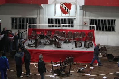 El desastre ayer, en la sede Mitre de Independiente