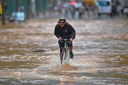 Las inundaciones repentinas causadas por lluvias torrenciales, causaron la muerte de al menos tres personas en Río de Janeiro