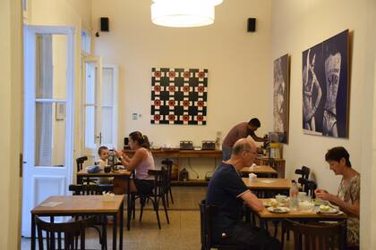 El desayunador es otro espacio donde se encuentran los huéspedes.