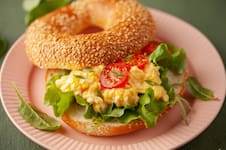 Revelan el desayuno ideal para ganar masa muscular y la duda sobre si debe entrenar en ayunas o no para sus músculos