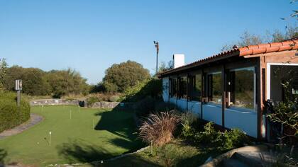 La cancha de golf rodea la estancia