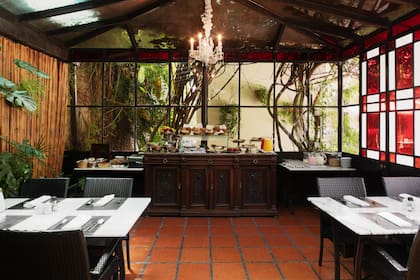 El desayuno es personalizado y se sirve en el jardín de invierno, el patio o la habitación. Incluye panes caseros, jugos naturales, frutas frescas y pastelería artesanal.