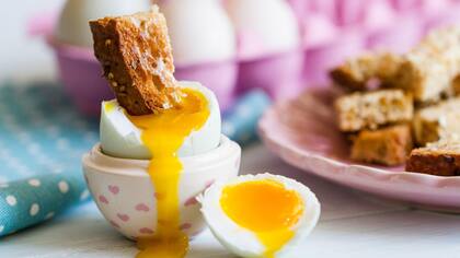 El desayuno exquisito: un huevo con la yema cremosa y la clara firme.
