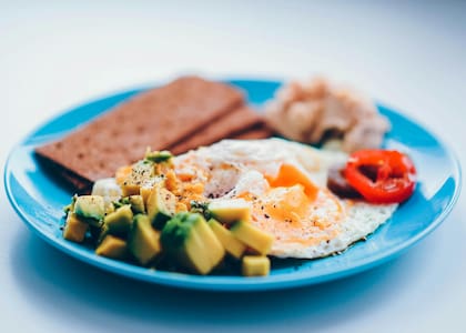 El desayuno ideal según el experto debe combinar huevo y algún vegetal