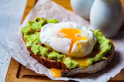 El desayuno ideal: tostada de pan integral, palta y huevo