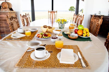 El desayuno incluye distintos tipos de panes, muffins, donas, rollos de canela, tortas y frutas.