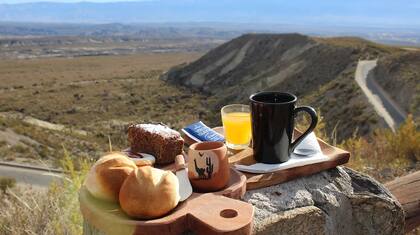 El desayuno incluye pan casero elaborado a 2500 mts de altura, infusiones y exquisiteces dulces para degustar junto a un paisaje
único.