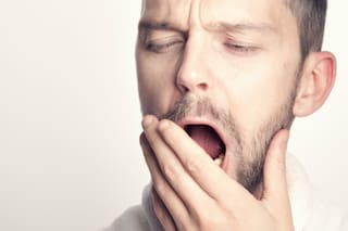 Por qué es mejor dormir de noche: la nueva evidencia del estudio con moscas de la fruta