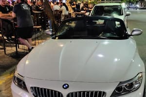 Lo detuvieron manejando un descapotable, con una copa de vino en la mano y borracho: era funcionario público