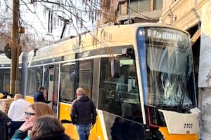 El video del descarrilamiento de un tranvía en el centro de Milán: hay dos muertos y 38 heridos