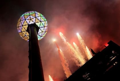 El descenso de la bola de cristal de Times Square tiene lugar durante los últimos 60 segundos del año (xataka.com)