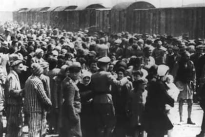 El descenso de los prisioneros en el campo de concentración era casi siempre caótico y significaba el final de la vida de muchos de los que recién llegaban al nefasto lugar