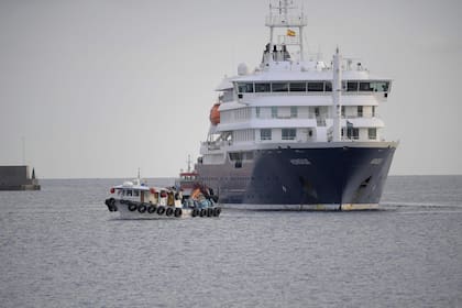 El descenso de pasajeros del Hondius comenzó esta mañana