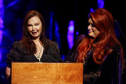 El desconsolado llanto de Ashley Judd: su madre entró al Salón de la Fama de la música country un día después de morir
