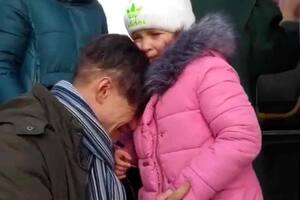 El desconsolado llanto de un padre al tener que abandonar a su esposa e hija para ir a la guerra contra Rusia