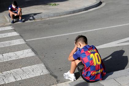 El desconsuelo de jóvenes hinchas; Messi se aleja de Barcelona