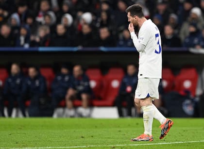 El desconsuelo de Lionel Messi tras la eliminación del PSG (Photo by CHRISTOF STACHE / AFP)