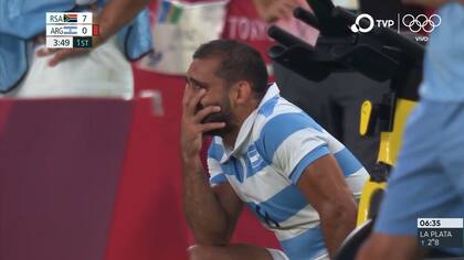 El desconsuelo de Revol tras la expulsión frente a Sudáfrica en Tokio 2020, que le impidió estar en los partidos decisivos; no fue esa tarjeta roja, sino el tercer puesto olímpico, lo que lo hizo seguir en actividad, después de que planteara que los Juegos serían su última competencia.