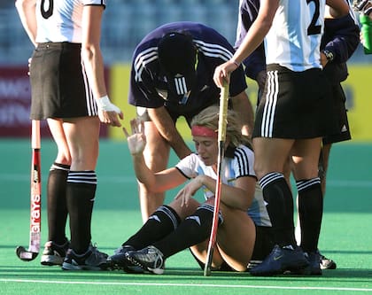 El desconsuelo en Perth 2002: bochazo en la mano izquierda y fractura a los 8 minutos del debut en el Mundial