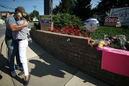 El desconsuelo fuera del diario Capital Gazette, en Annapolis