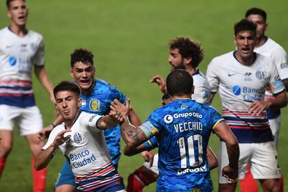 El descontrol del final. Vecchio (10) terminó expulsado.