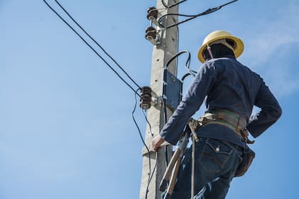 El descuido de un electricista le causó una fuerte lesión ocular