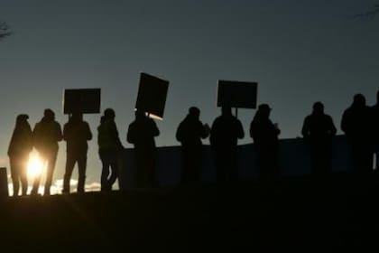 El desempleo y los bajos salarios empujan a muchos a irse de la región