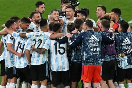 El deseos de todos los jugadores: pertenecer y convencer al entrenador Lionel Scaloni. (Photo by Ben Stansall / AFP)