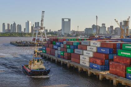 El desequilibrio del mercado cambiario repercute en trabas a las importaciones para evitar la fuga de divisas