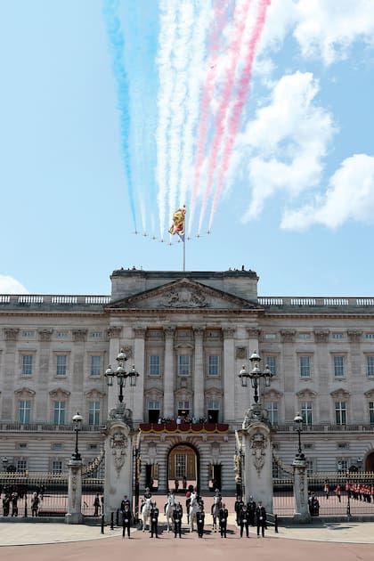 El desfile aéreo de los aviones de la Royal Air Force pintó el cielo con los colores de la bandera británica. Desde el balcón de Buckingham, como cada año, la familiar real disfrutó del espectáculo.