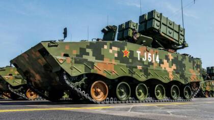 El desfile contó con columnas de vehículos militares cubiertos de cuadros pixelados, algunos de ellos en tonos verde y caqui, otros en un llamativo diseño azul, blanco y negro