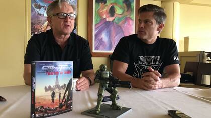 Ed Neumeier, el guionista de la original Starship Troopers, y el actor Casper Van presentaron Starship Troopers: Traitor of Mars