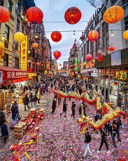 El desfile de Año Nuevo Chino 2026 en el Chinatown de Nueva York tendrá lugar el próximo domingo 1° de marzo (Instagram/@mingomatic/@zowarma)