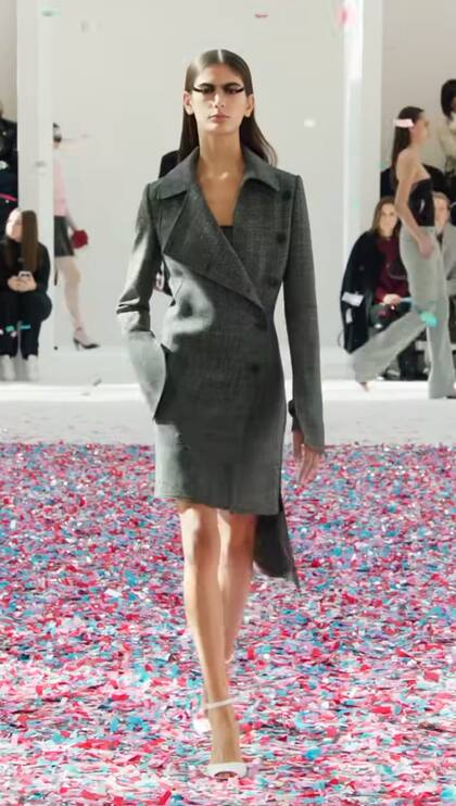 El desfile de Courrèges marcó el debut de la modelo argentina Tiziana Pisani en Paris Fashion Weel 25/26. "Alguien una vez me dijo: 'Y cuando menos te lo esperes, van a llegar, pero tene paciencia, confia en el proceso, quedate tranquila y disfrutá', y no lo pudo haber dicho mejor", posteó la modelo en su cuenta en Instagram