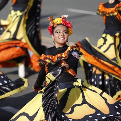 El Desfile de las Rosas se podrá seguir por las plataformas y redes sociales de Telemundo (Archivo)