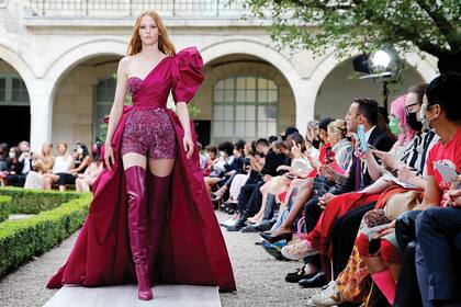 El desfile de Zuhair Murad fue a cielo abierto. Un año atrás, el creador libanés perdió su histórico atelier (y todo su archivo) en la megaexplosión que devastó Beirut. Trabajar en una nueva propuesta couture le dio alegría y fuerzas. “Mis clientas quieren volver a disfrutar de la vida, salir y verse fenomenales”, contó, tras presentar una colección lujosa y opulenta.