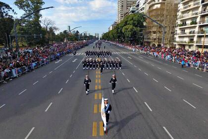 Una vista de las formaciones con el público en la Avenida del Libertador