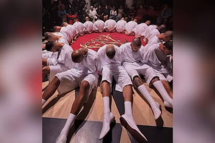 El desfile del artista con orígenes mexicanos representó la situación de los migrantes en el Cecot
