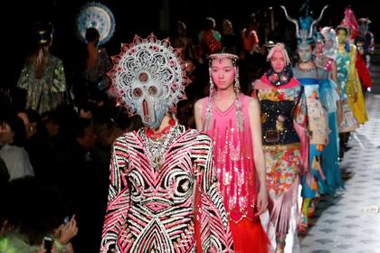 El desfile del diseñador indio Manish Arora fue un estallido de color